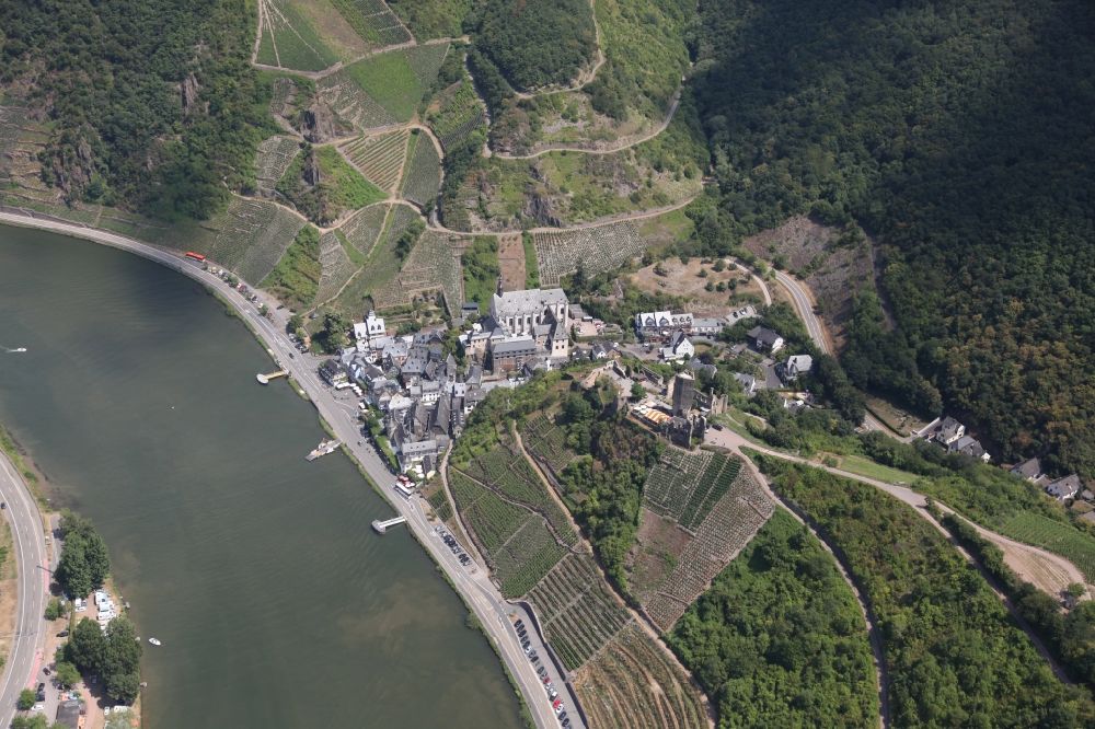 Luftaufnahme Beilstein - Dorfkern an den Fluss- Uferbereichen der Mosel in Beilstein im Bundesland Rheinland-Pfalz, Deutschland
