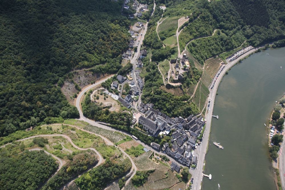 Beilstein von oben - Dorfkern an den Fluss- Uferbereichen der Mosel in Beilstein im Bundesland Rheinland-Pfalz, Deutschland