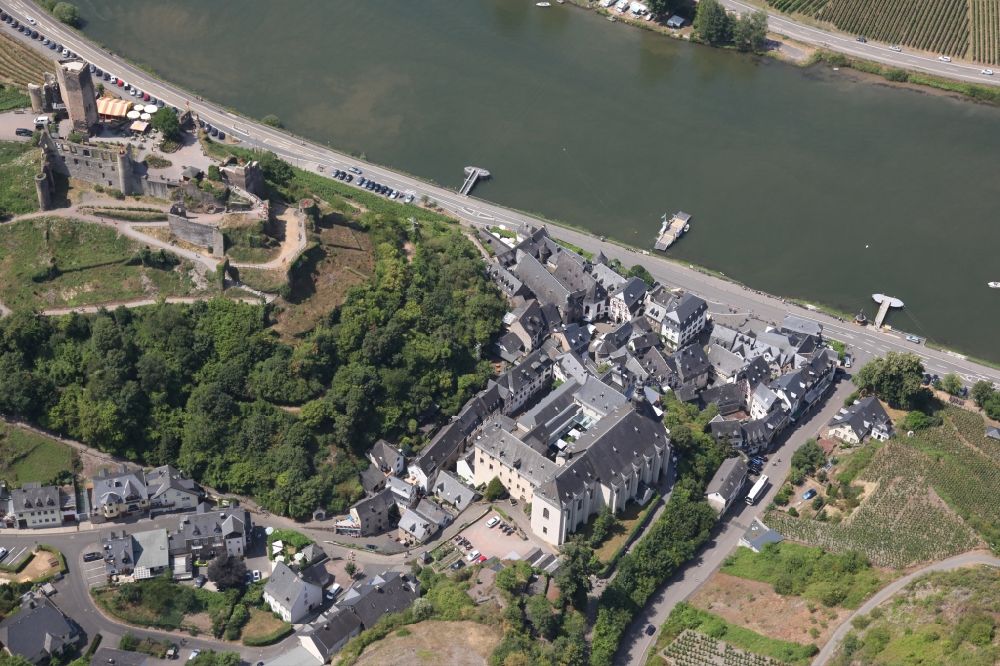 Luftaufnahme Beilstein - Dorfkern an den Fluss- Uferbereichen der Mosel in Beilstein im Bundesland Rheinland-Pfalz, Deutschland