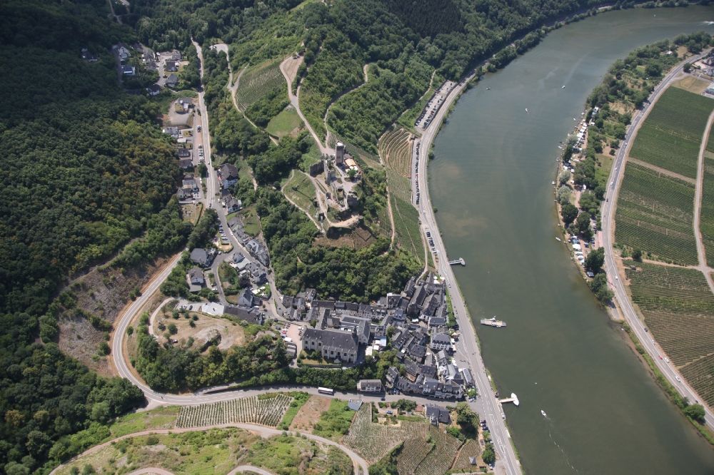 Beilstein aus der Vogelperspektive: Dorfkern an den Fluss- Uferbereichen der Mosel in Beilstein im Bundesland Rheinland-Pfalz, Deutschland