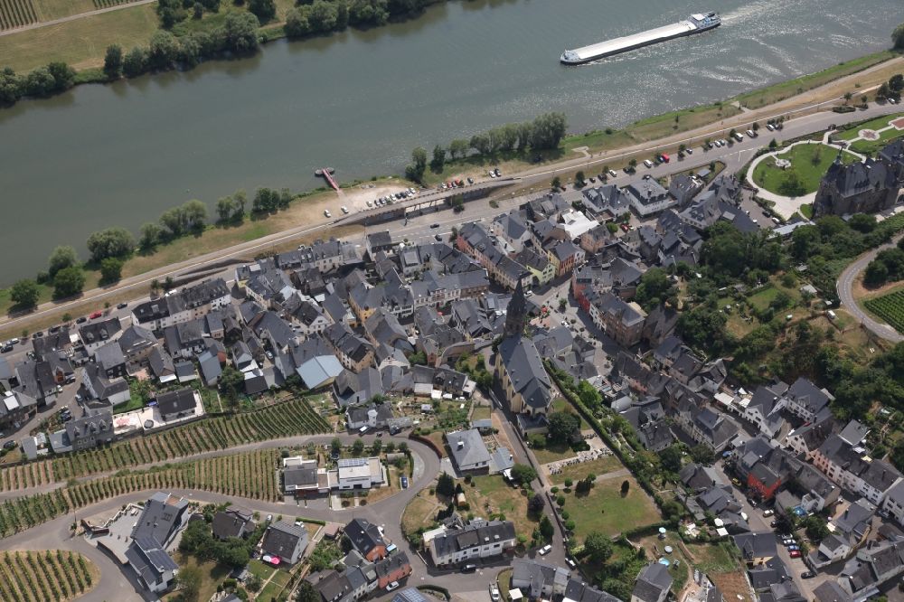 Lieser von oben - Dorfkern an den Fluss- Uferbereichen der Mosel in Lieser im Bundesland Rheinland-Pfalz, Deutschland