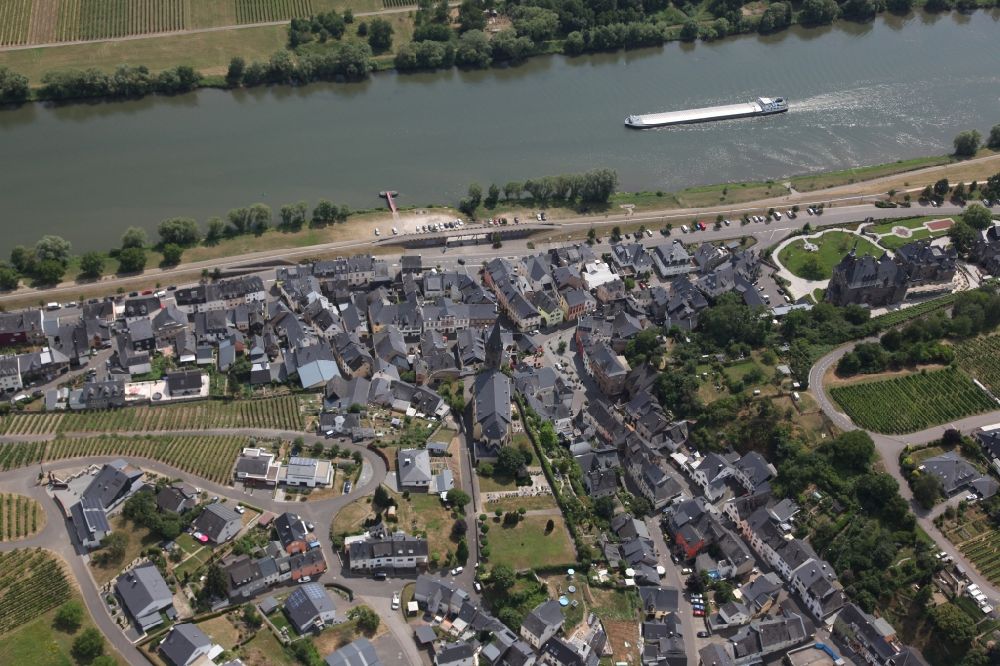 Lieser aus der Vogelperspektive: Dorfkern an den Fluss- Uferbereichen der Mosel in Lieser im Bundesland Rheinland-Pfalz, Deutschland