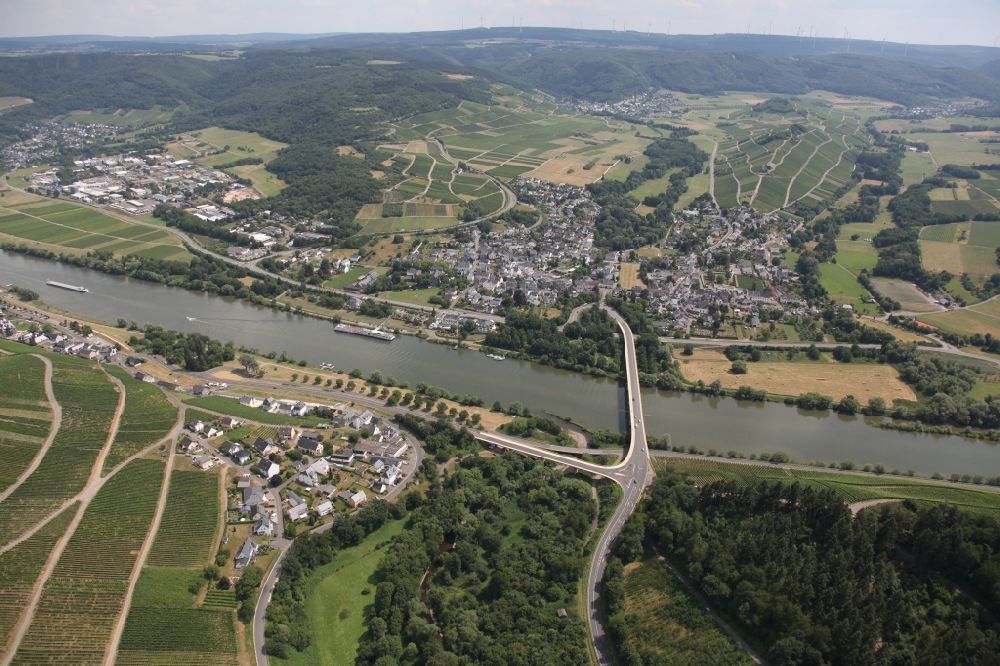 Luftbild Mülheim (Mosel) - Dorfkern an den Fluss- Uferbereichen der Mosel in Mülheim (Mosel) im Bundesland Rheinland-Pfalz, Deutschland