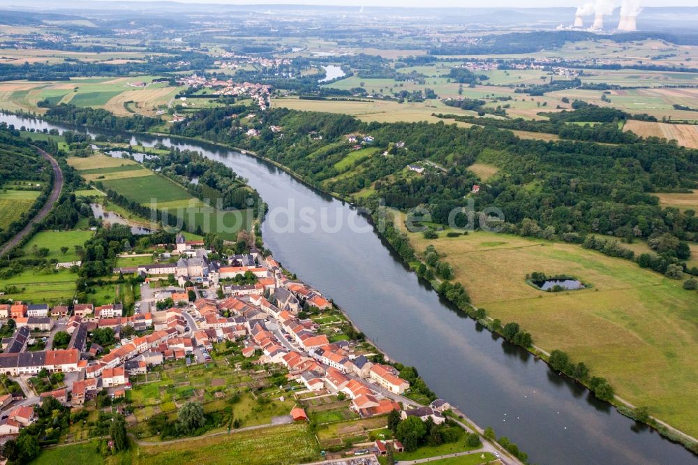 Luftaufnahme Rettel - Dorfkern an den Fluss- Uferbereichen der Mosel in Rettel in Grand Est, Frankreich