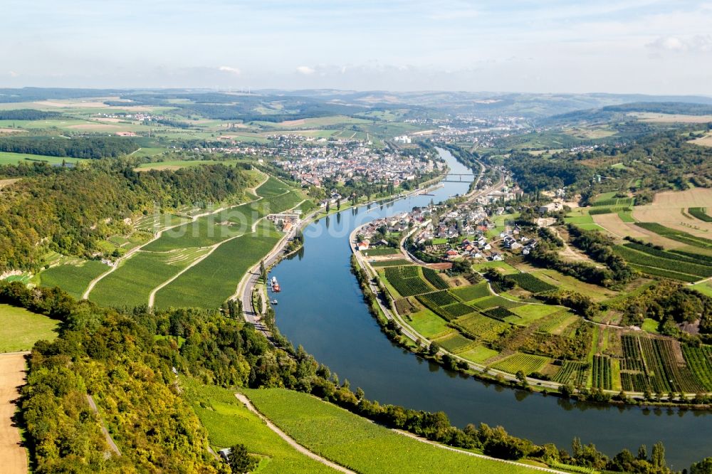 Wellen aus der Vogelperspektive: Dorfkern an den Fluss- Uferbereichen der Mosel in Wellen im Bundesland Rheinland-Pfalz, Deutschland