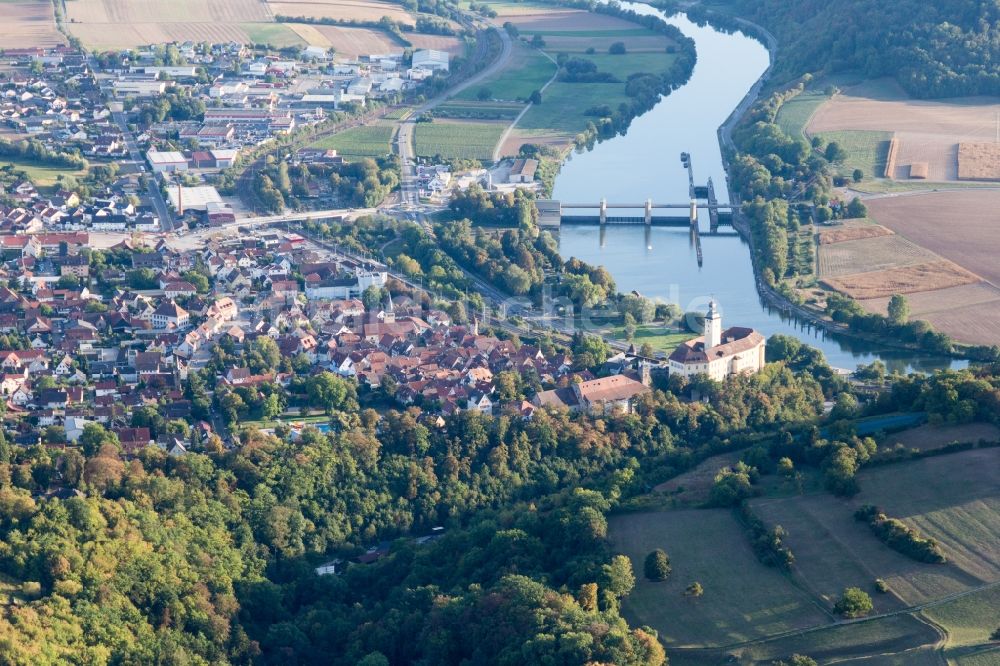 Gundelsheim von oben - Dorfkern an den Fluss- Uferbereichen des Neckar in Gundelsheim im Bundesland Baden-Württemberg, Deutschland