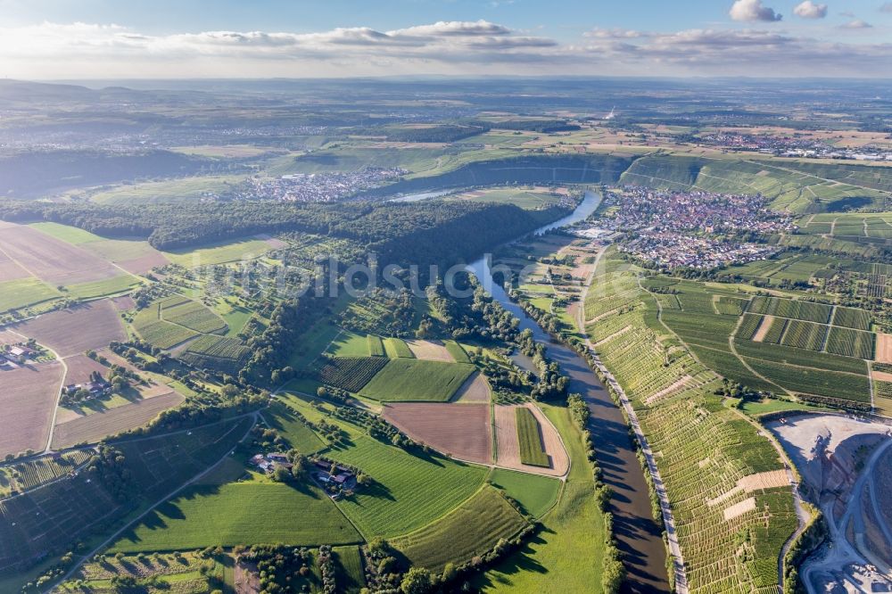 Luftbild Mundelsheim - Dorfkern an den Fluss- Uferbereichen des Neckar in Mundelsheim im Bundesland Baden-Württemberg, Deutschland