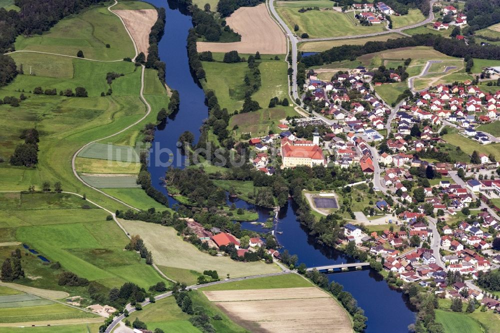 Walderbach von oben - Dorfkern an den Fluss- Uferbereichen der Regen in Walderbach im Bundesland Bayern, Deutschland
