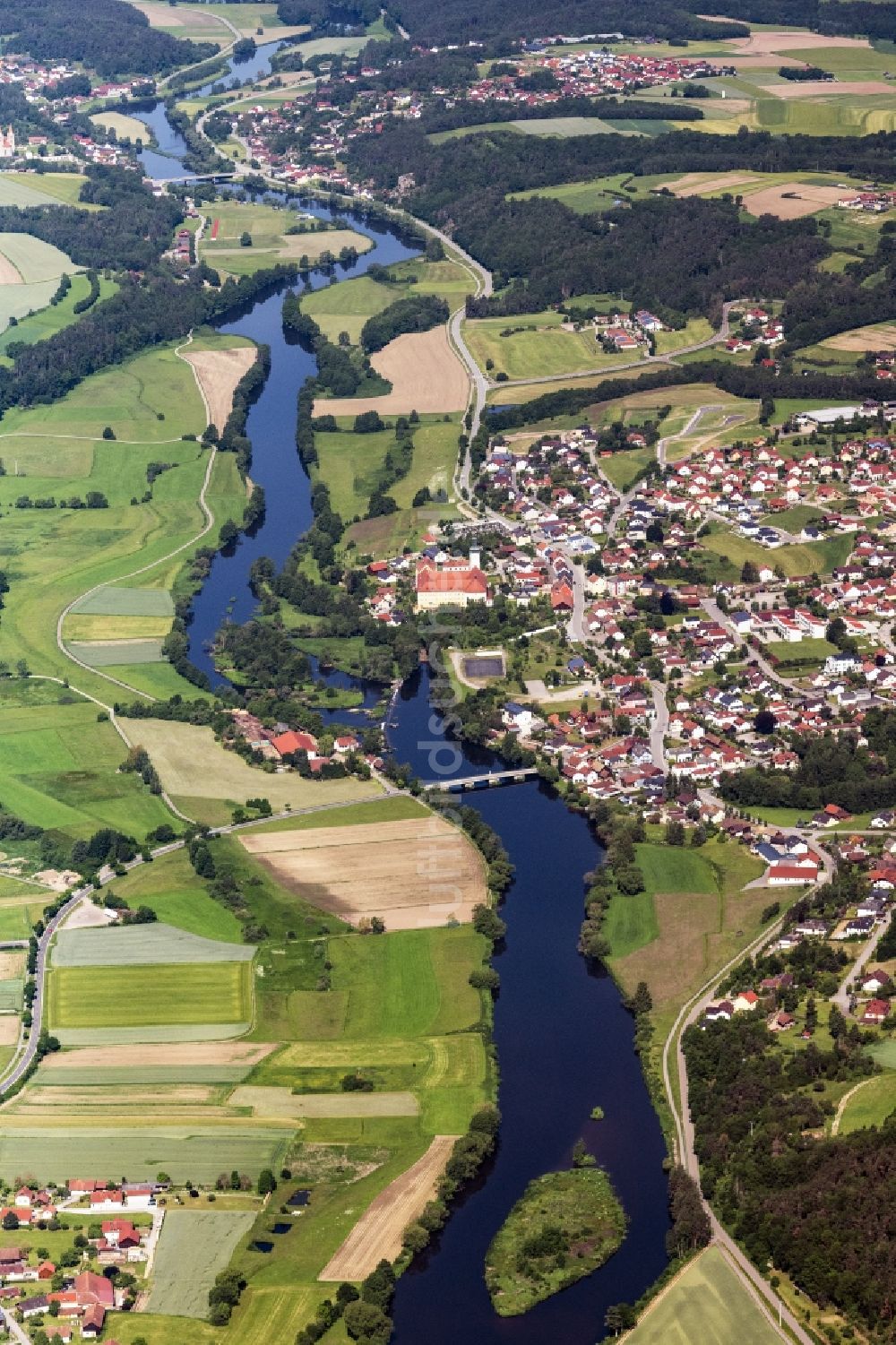 Walderbach aus der Vogelperspektive: Dorfkern an den Fluss- Uferbereichen der Regen in Walderbach im Bundesland Bayern, Deutschland