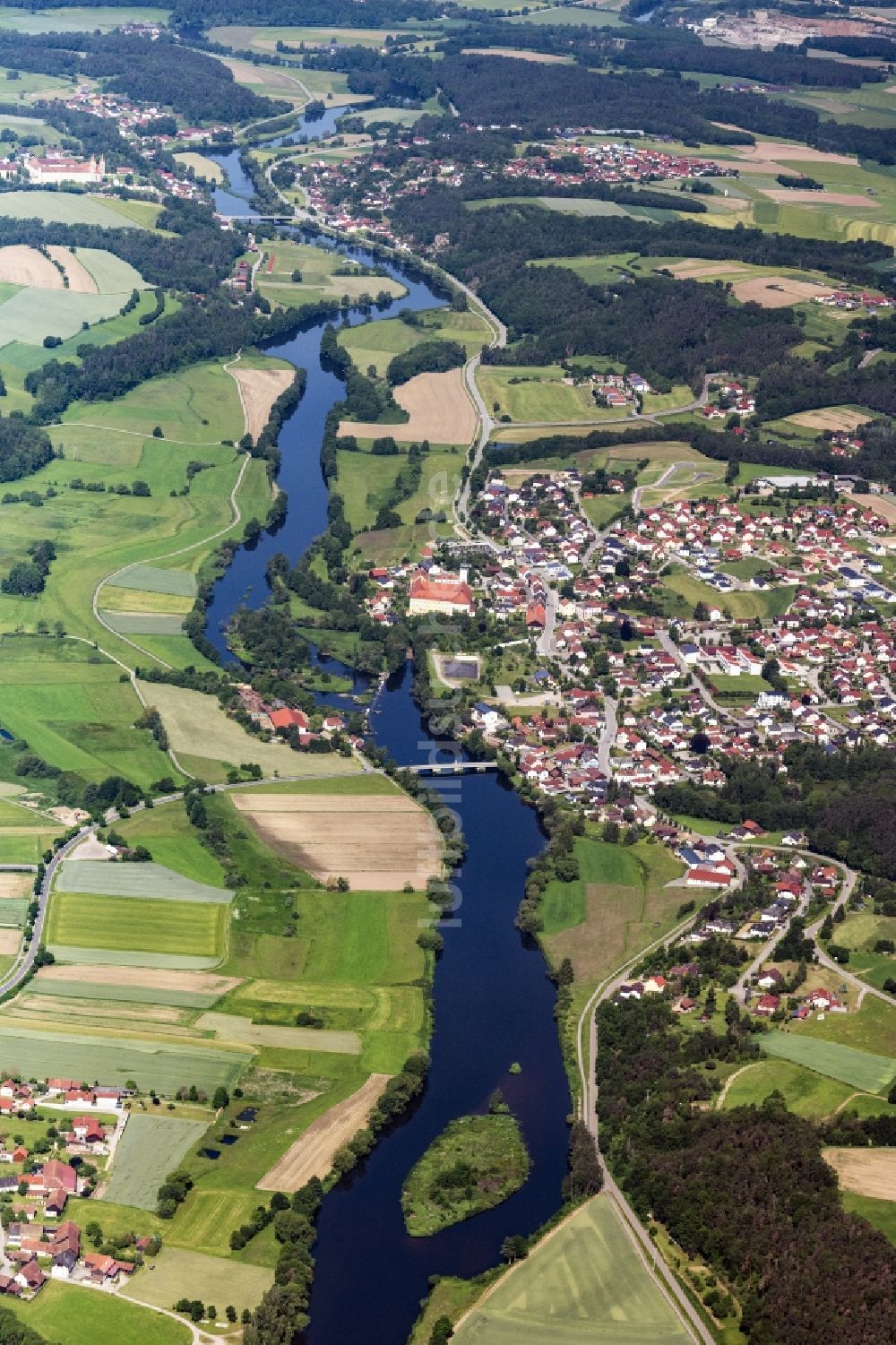 Luftbild Walderbach - Dorfkern an den Fluss- Uferbereichen der Regen in Walderbach im Bundesland Bayern, Deutschland