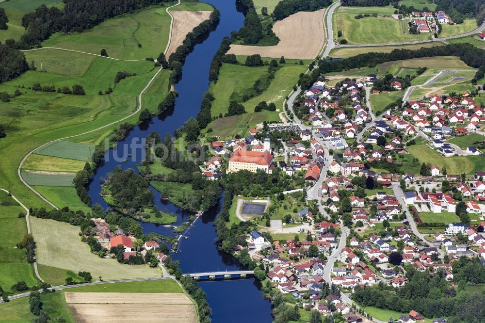 Luftaufnahme Walderbach - Dorfkern an den Fluss- Uferbereichen der Regen in Walderbach im Bundesland Bayern, Deutschland