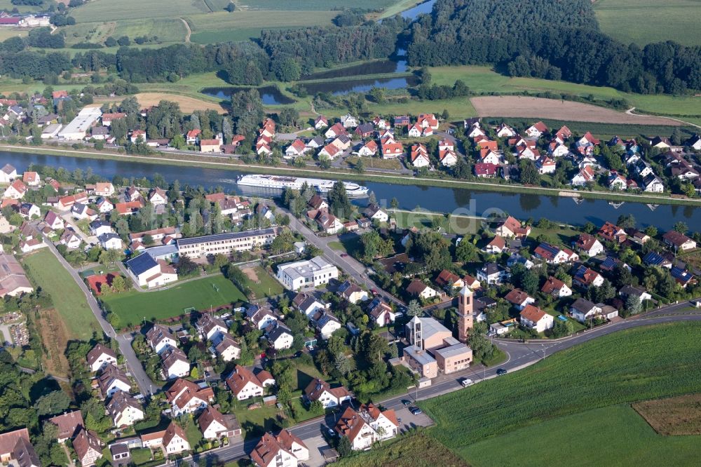 Luftaufnahme Möhrendorf - Dorfkern an den Fluss- Uferbereichen der Regnitz im Ortsteil Kleinseebach in Möhrendorf im Bundesland Bayern, Deutschland