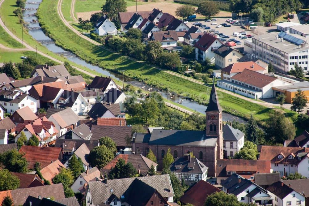 Renchen von oben - Dorfkern an den Fluss- Uferbereichen der Rench im Ortsteil Erlach in Renchen im Bundesland Baden-Württemberg