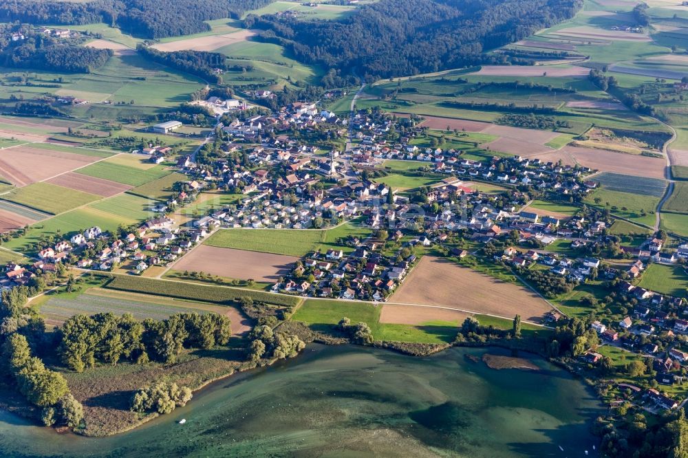 Eschenz von oben - Dorfkern an den Fluss- Uferbereichen des Rhein in Eschenz im Kanton Thurgau, Schweiz