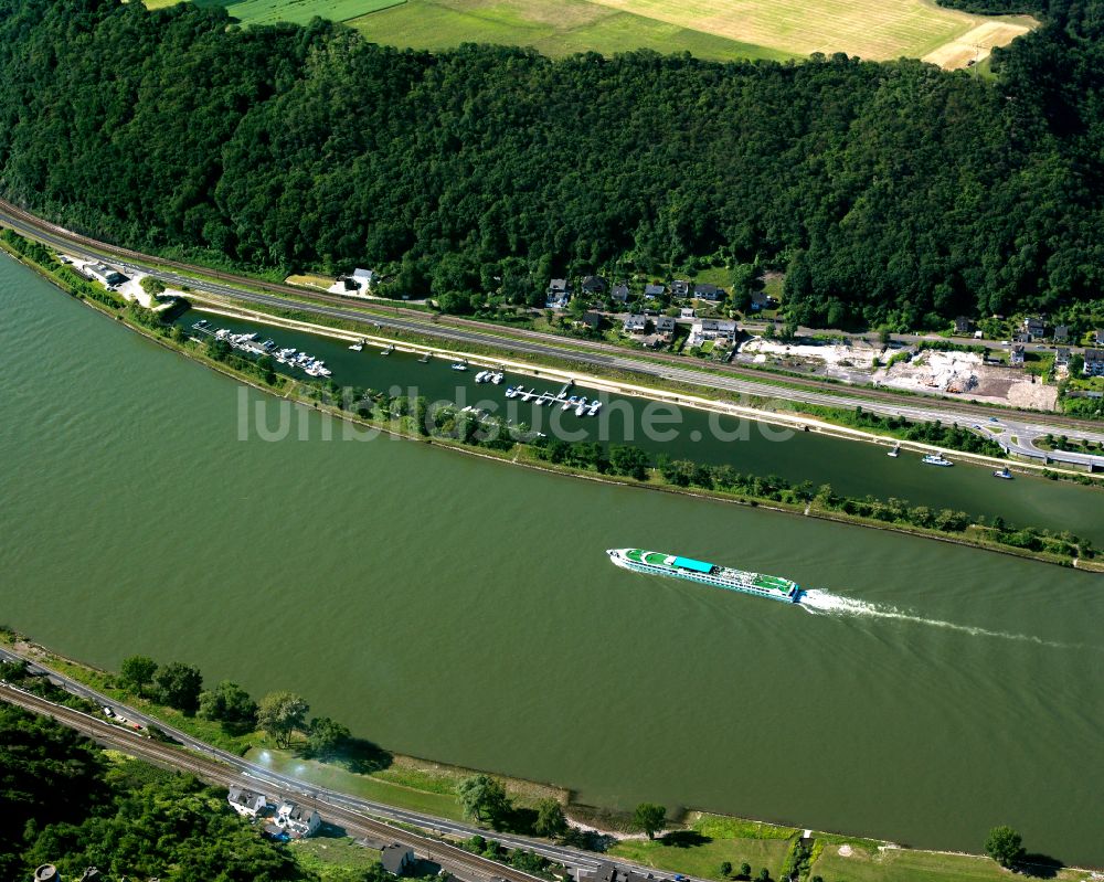 Fellen aus der Vogelperspektive: Dorfkern an den Fluss- Uferbereichen des Rhein in Fellen im Bundesland Rheinland-Pfalz, Deutschland