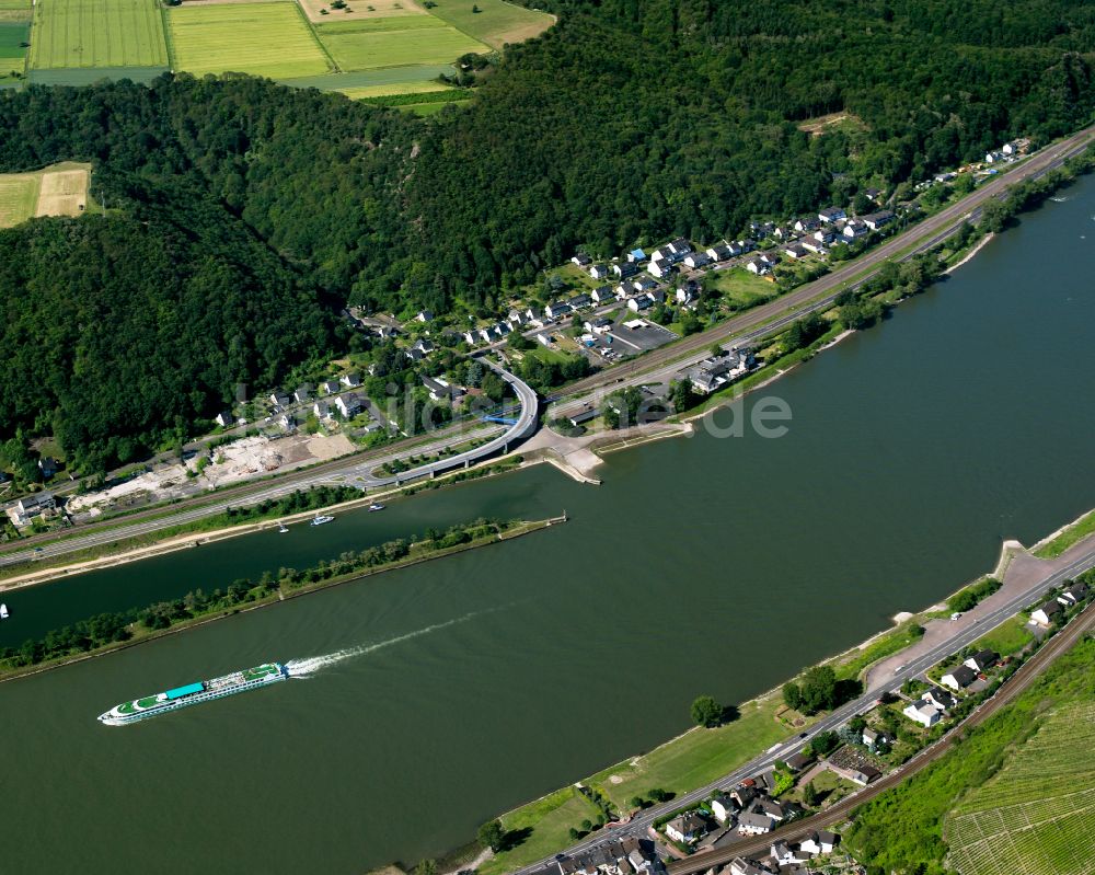 Luftbild Fellen - Dorfkern an den Fluss- Uferbereichen des Rhein in Fellen im Bundesland Rheinland-Pfalz, Deutschland