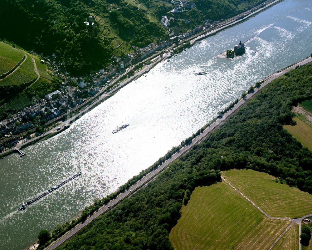 Henschhausen von oben - Dorfkern an den Fluss- Uferbereichen des Rhein in Henschhausen im Bundesland Rheinland-Pfalz, Deutschland