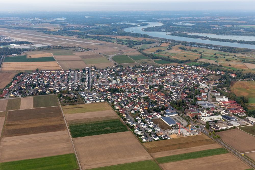 Hügelsheim von oben - Dorfkern an den Fluss- Uferbereichen Rhein in Hügelsheim im Bundesland Baden-Württemberg, Deutschland