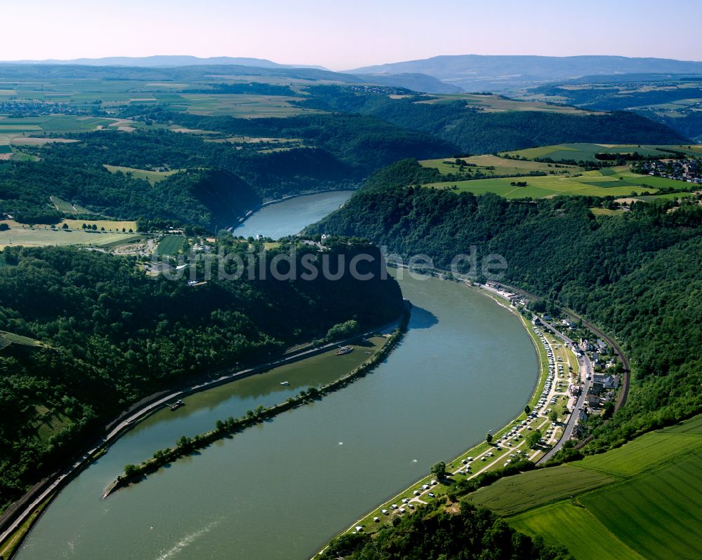 An der Loreley aus der Vogelperspektive: Dorfkern an den Fluss- Uferbereichen des Rhein in An der Loreley im Bundesland Rheinland-Pfalz, Deutschland