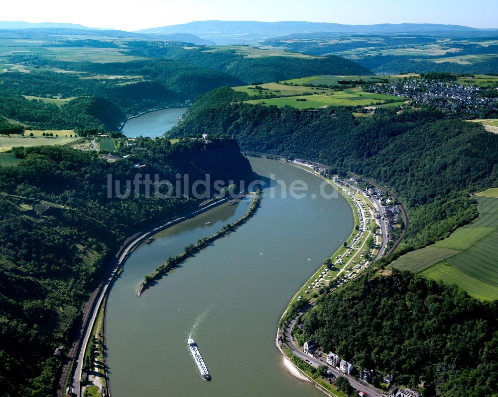 Luftbild An der Loreley - Dorfkern an den Fluss- Uferbereichen des Rhein in An der Loreley im Bundesland Rheinland-Pfalz, Deutschland