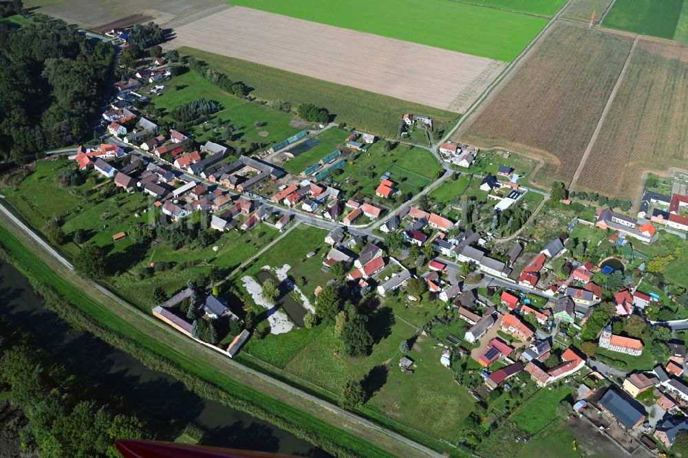 Luftbild Arnsnesta - Dorfkern an den Fluss- Uferbereichen der Schwarze Elster in Arnsnesta im Bundesland Brandenburg, Deutschland