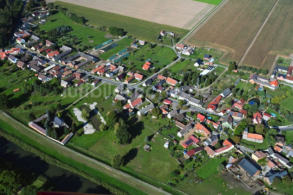 Luftaufnahme Arnsnesta - Dorfkern an den Fluss- Uferbereichen der Schwarze Elster in Arnsnesta im Bundesland Brandenburg, Deutschland