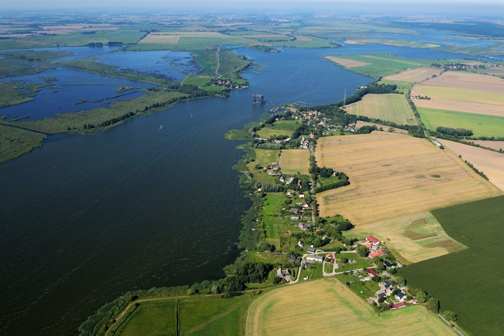 Luftbild Usedom - Dorfkern an den Fluss- Uferbereichen des Stettiner Haff im Ortsteil Stolpe in Usedom im Bundesland Mecklenburg-Vorpommern