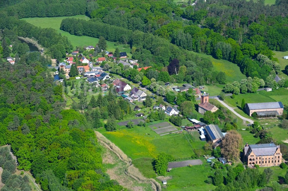 Luftbild Tornow - Dorfkern an den Fluss- Uferbereichen vom Tornower Fließ in Tornow im Bundesland Brandenburg, Deutschland