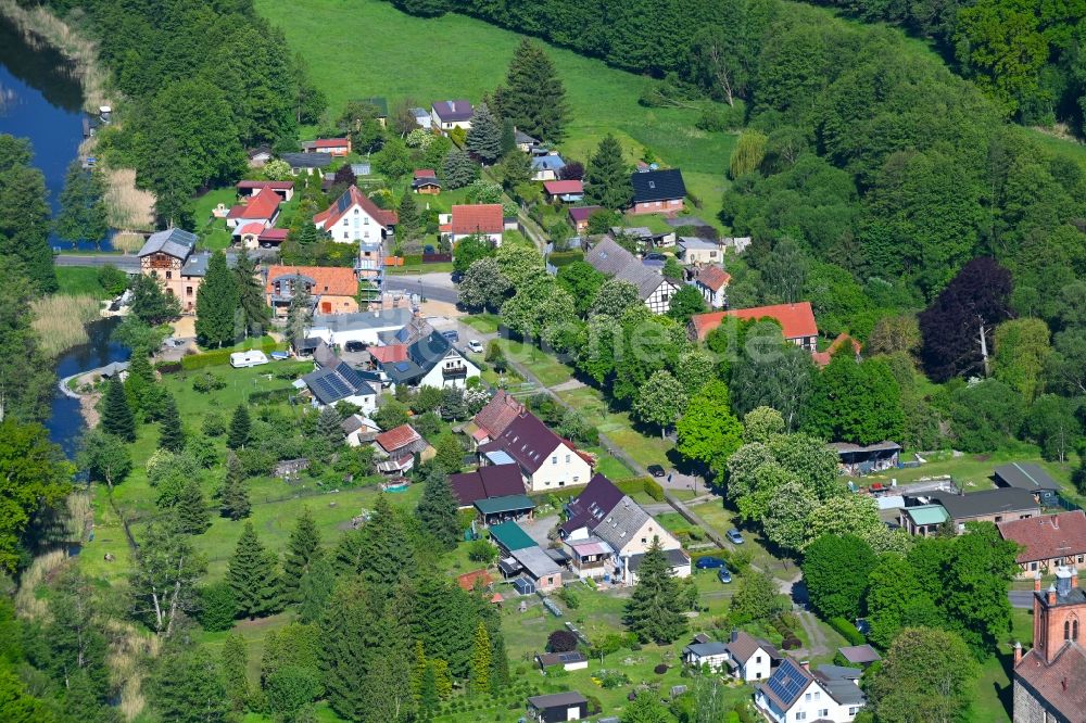 Luftaufnahme Tornow - Dorfkern an den Fluss- Uferbereichen vom Tornower Fließ in Tornow im Bundesland Brandenburg, Deutschland