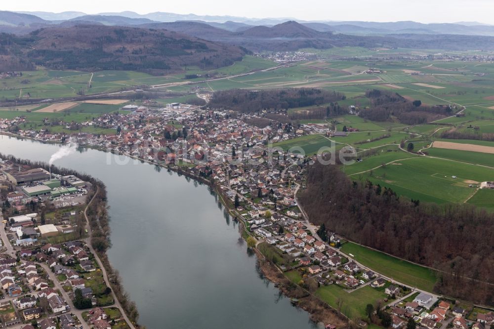 Wallbach von oben - Dorfkern an den Fluss- Uferbereichen in Wallbach im Kanton Aargau, Schweiz