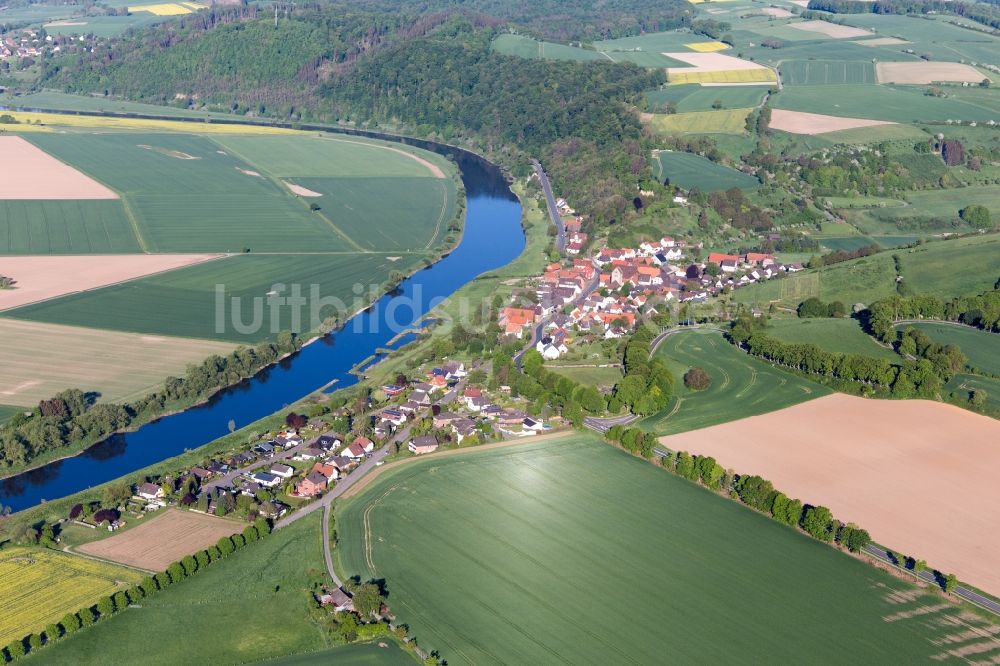 Brevörde von oben - Dorfkern an den Fluss- Uferbereichen der Weser in Brevörde im Bundesland Niedersachsen, Deutschland