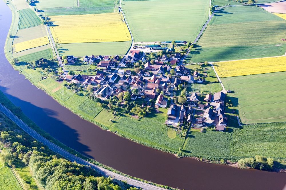 Luftaufnahme Dölme - Dorfkern an den Fluss- Uferbereichen der Weser in Dölme im Bundesland Niedersachsen, Deutschland