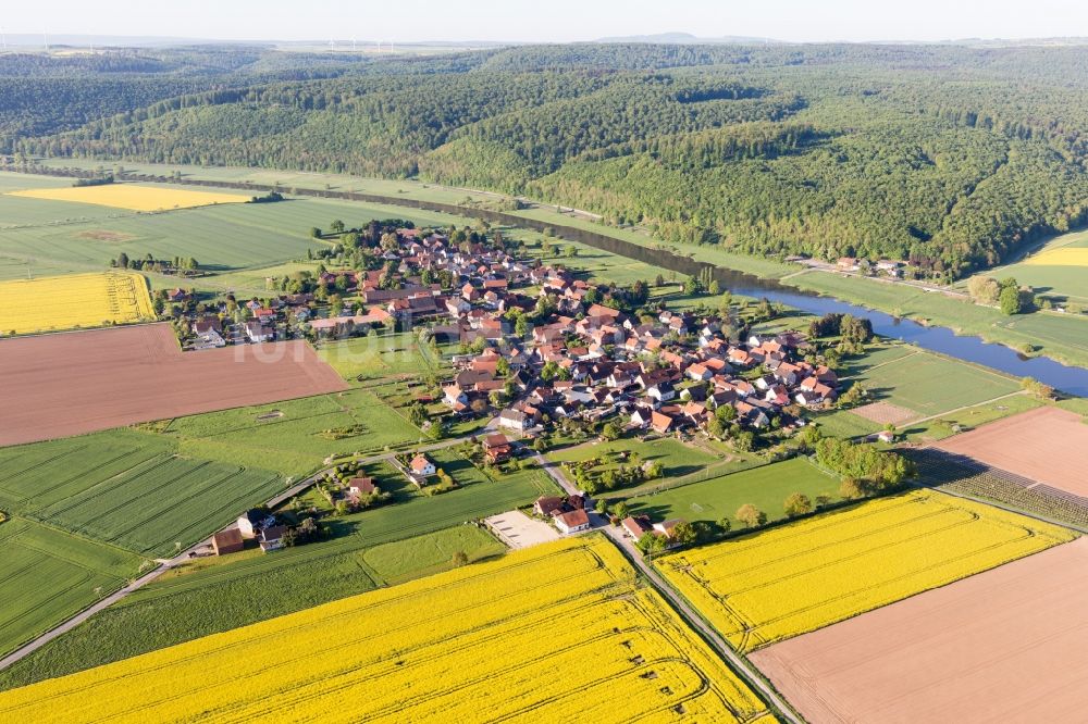 Luftbild Emmerthal - Dorfkern an den Fluss- Uferbereichen der Weser in Emmerthal im Bundesland Niedersachsen, Deutschland