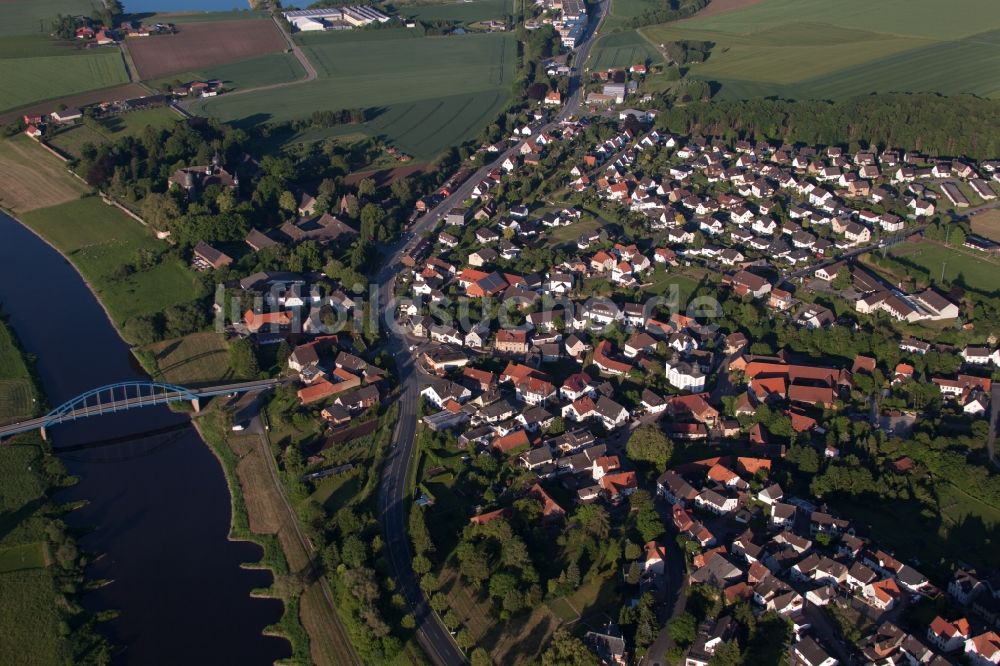 Hehlen von oben - Dorfkern an den Fluss- Uferbereichen Weser im Ortsteil Daspe in Hehlen im Bundesland Niedersachsen