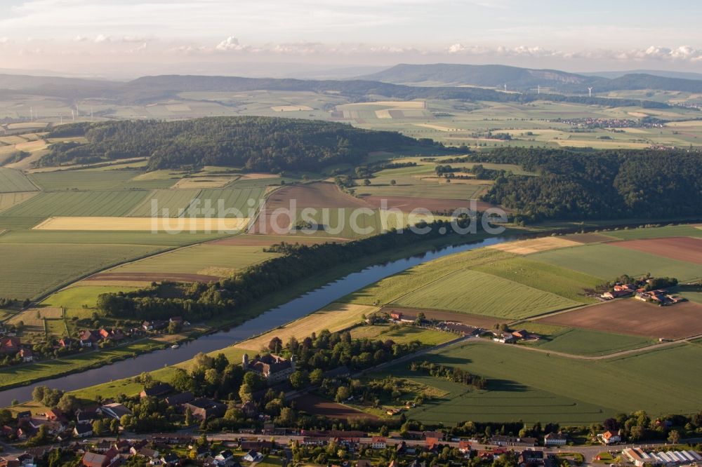 Hehlen von oben - Dorfkern an den Fluss- Uferbereichen der Weser im Ortsteil Daspe in Hehlen im Bundesland Niedersachsen, Deutschland