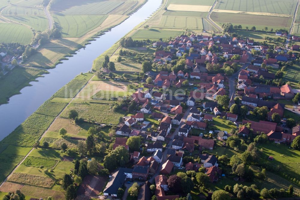 Emmerthal von oben - Dorfkern an den Fluss- Uferbereichen der Weser im Ortsteil Hajen in Emmerthal im Bundesland Niedersachsen, Deutschland