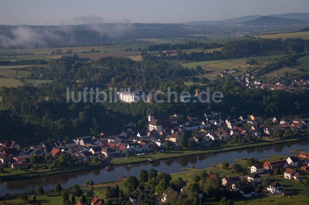 Beverungen von oben - Dorfkern an den Fluss- Uferbereichen der Weser im Ortsteil Herstelle in Beverungen im Bundesland Nordrhein-Westfalen - NRW, Deutschland