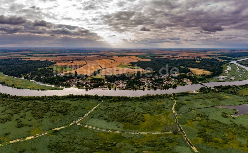 Mescherin von oben - Dorfkern an den Fluss- Uferbereichen der Westoder in Mescherin im Bundesland Brandenburg, Deutschland