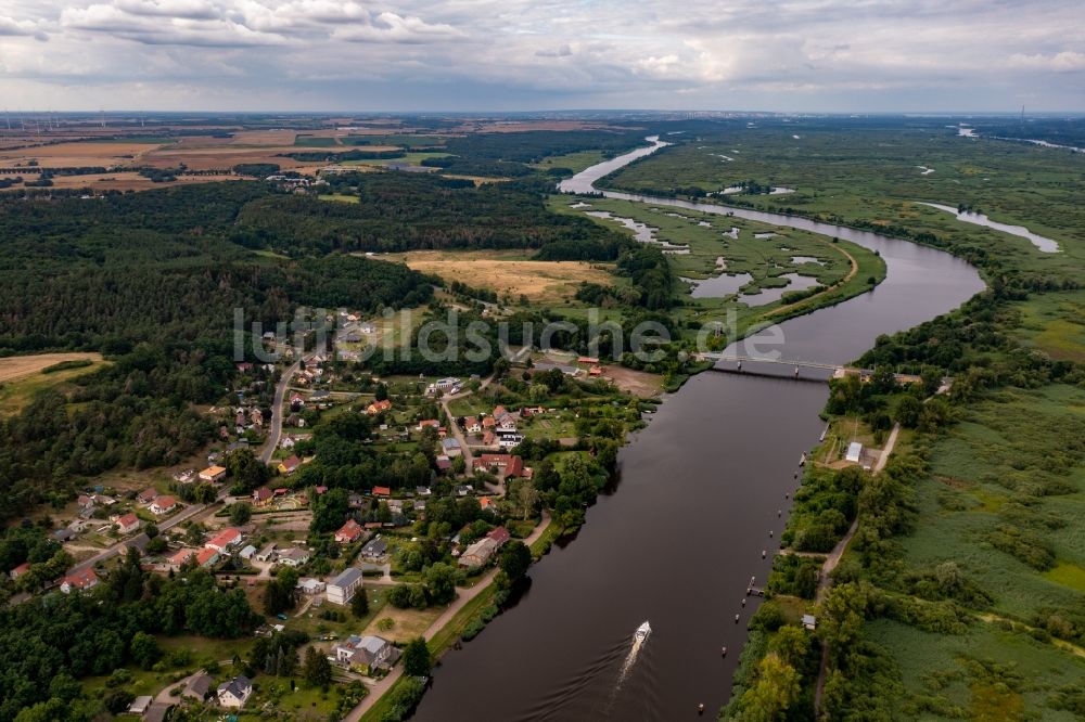 Luftaufnahme Mescherin - Dorfkern an den Fluss- Uferbereichen der Westoder in Mescherin im Bundesland Brandenburg, Deutschland