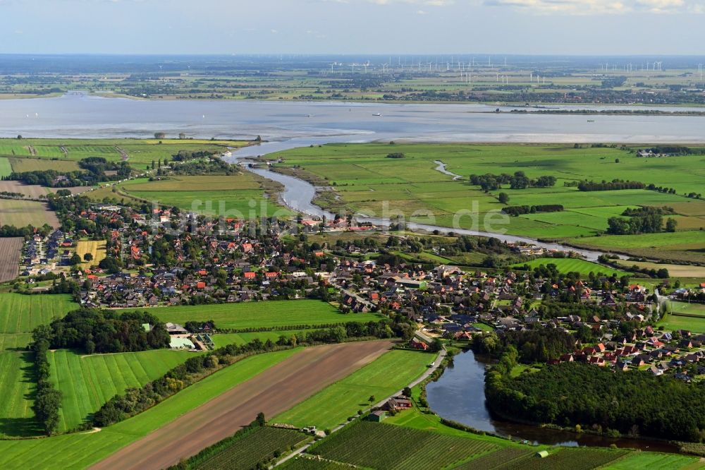 Wischhafen von oben - Dorfkern an den Fluss- Uferbereichen der Wischhafener Süderelbe in Wischhafen im Bundesland Niedersachsen, Deutschland