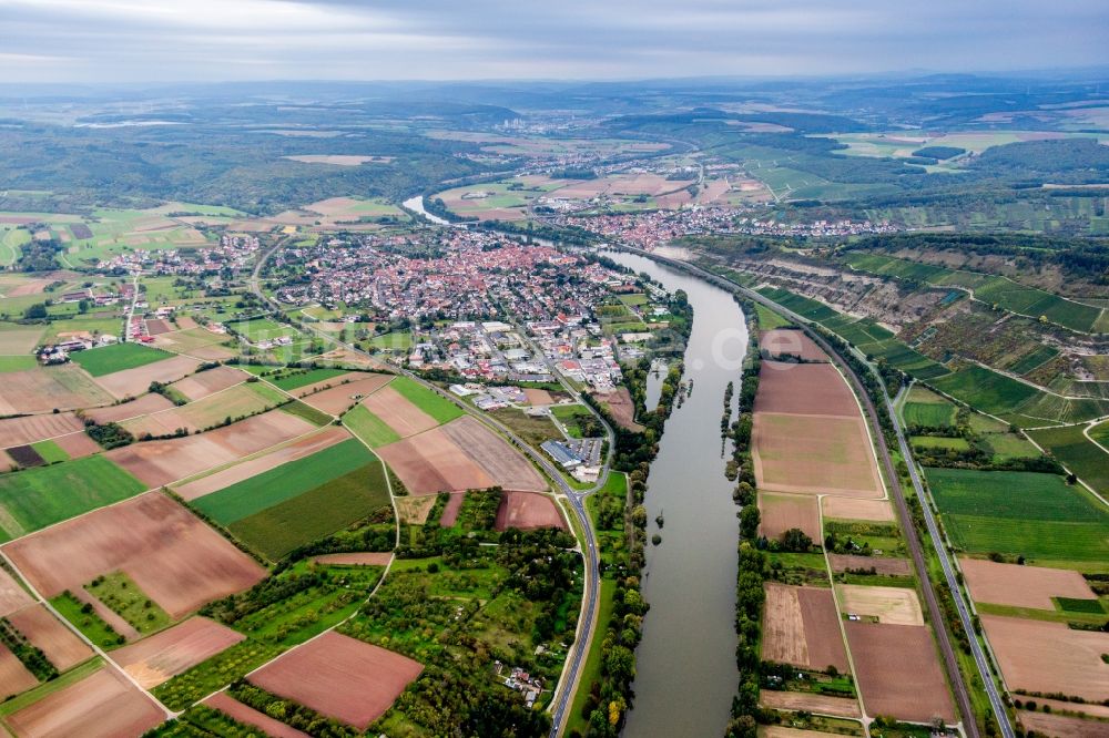 Zellingen von oben - Dorfkern an den Fluss- Uferbereichen in Zellingen im Bundesland Bayern, Deutschland