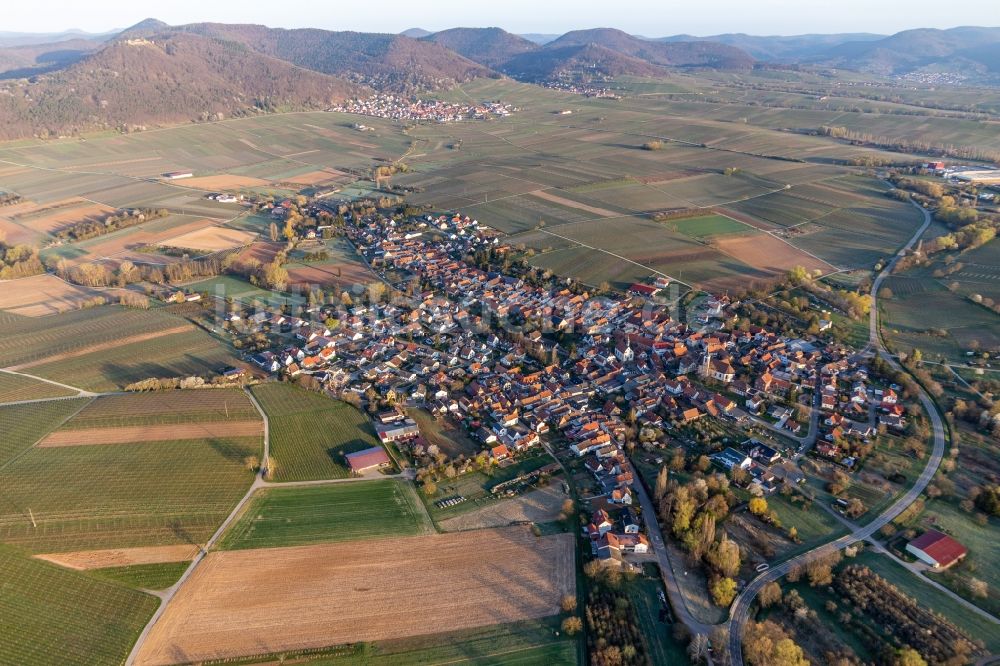 Luftaufnahme Göcklingen - Dorfkern im Frühjahr in Göcklingen im Bundesland Rheinland-Pfalz, Deutschland