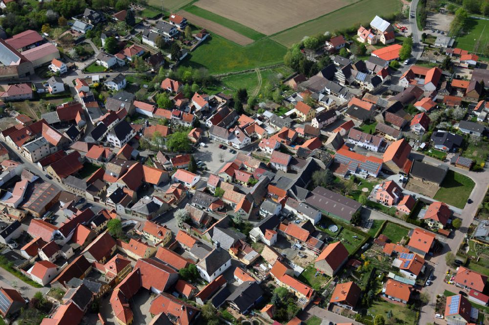 Gau-Heppenheim aus der Vogelperspektive: Dorfkern von Gau-Heppenheim, einer Ortsgemeinde im Landkreis Alzey-Worms in Rheinland-Pfalz