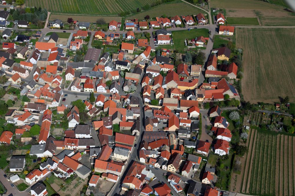 Gau-Heppenheim von oben - Dorfkern von Gau-Heppenheim, einer Ortsgemeinde im Landkreis Alzey-Worms in Rheinland-Pfalz