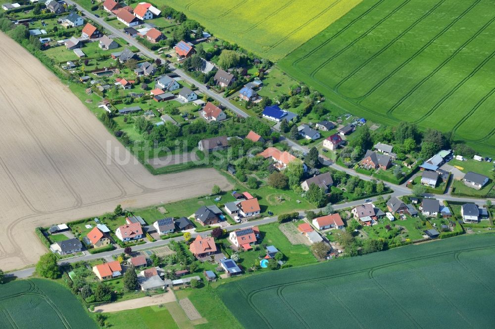 Luftaufnahme Güstow - Dorfkern in Güstow im Bundesland Mecklenburg-Vorpommern