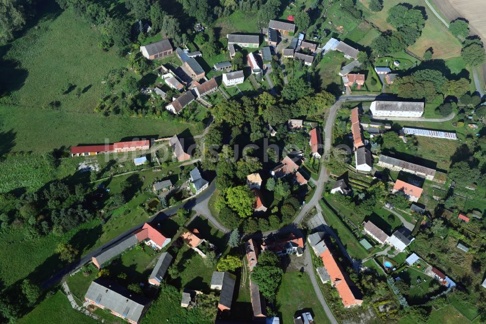 Halenbeck-Rohlsdorf aus der Vogelperspektive: Dorfkern von Halenbeck-Rohlsdorf im Bundesland Brandenburg