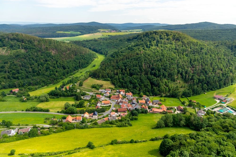 Hüddingen aus der Vogelperspektive: Dorfkern in Hüddingen im Bundesland Hessen, Deutschland