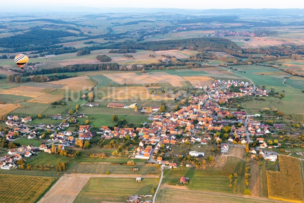 Kindwiller aus der Vogelperspektive: Dorfkern mit Heislufballon in Kindwiller in Grand Est, Frankreich