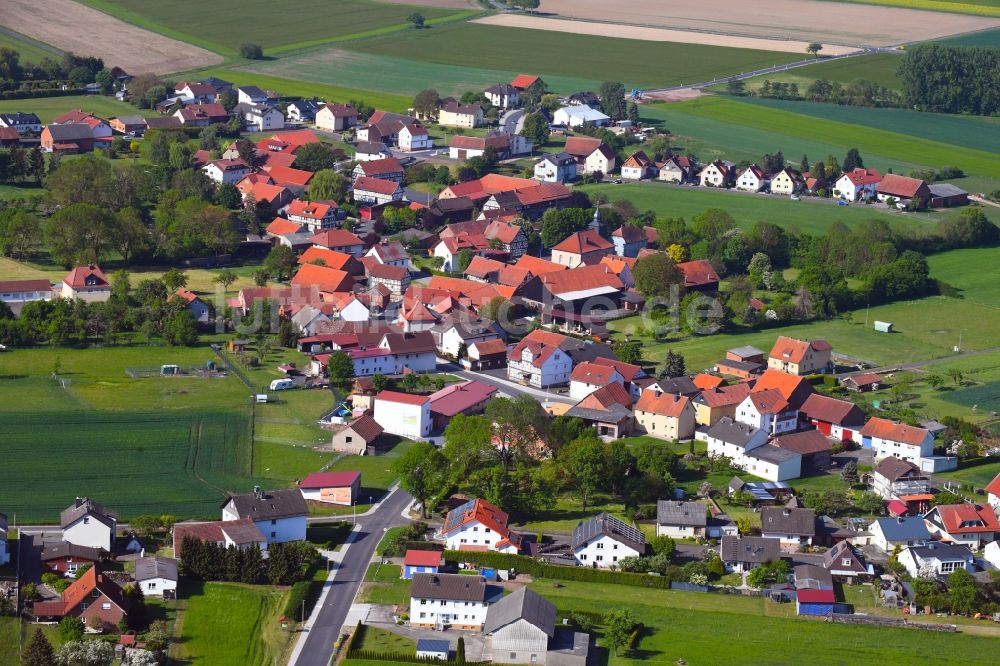 Hilmes von oben - Dorfkern in Hilmes im Bundesland Hessen, Deutschland