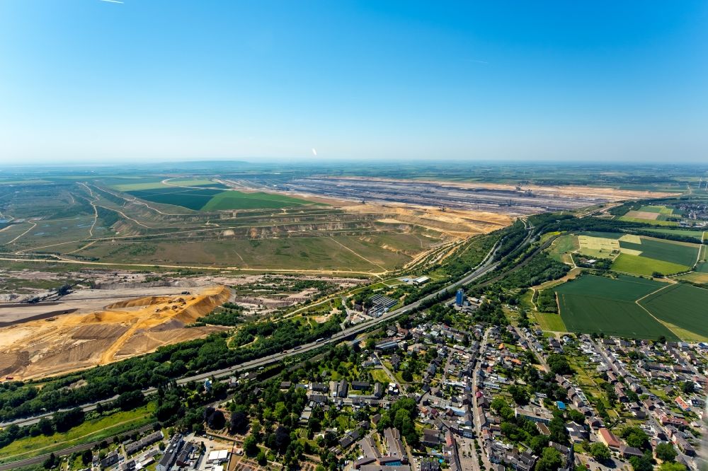 Luftbild Jüchen - Dorfkern in Jüchen am Braunkohletagebau Garzweiler im Bundesland Nordrhein-Westfalen
